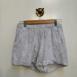 Lululemon size 8 white flowy shorts